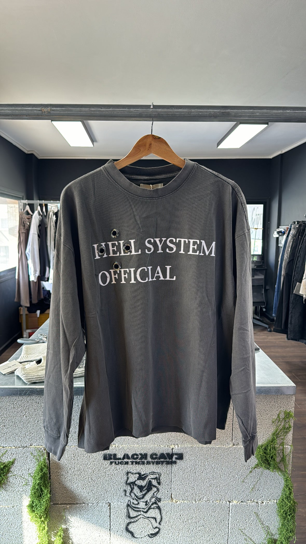 DISTRESSED WASHED LONG SLEEVE