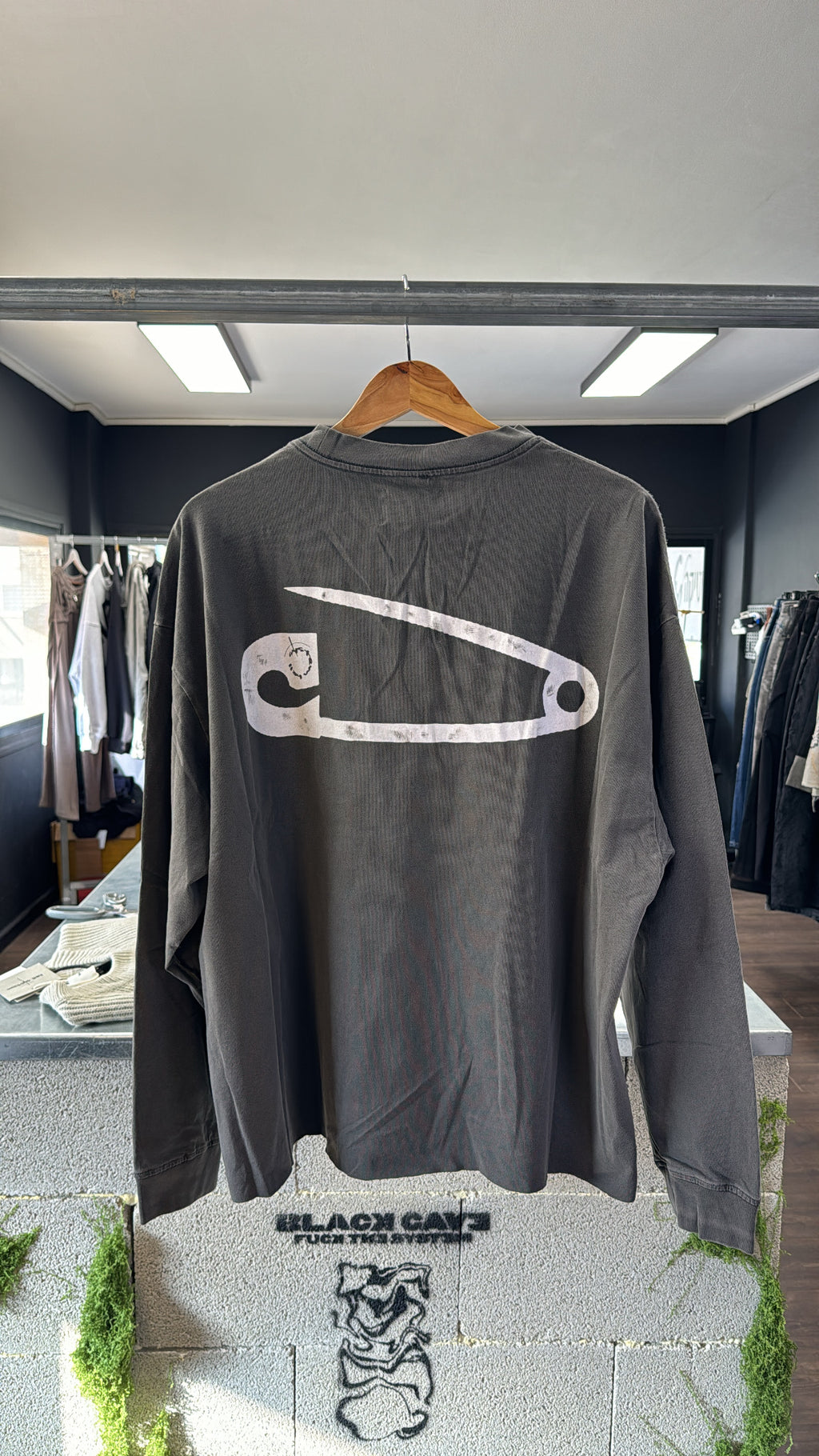 DISTRESSED WASHED LONG SLEEVE