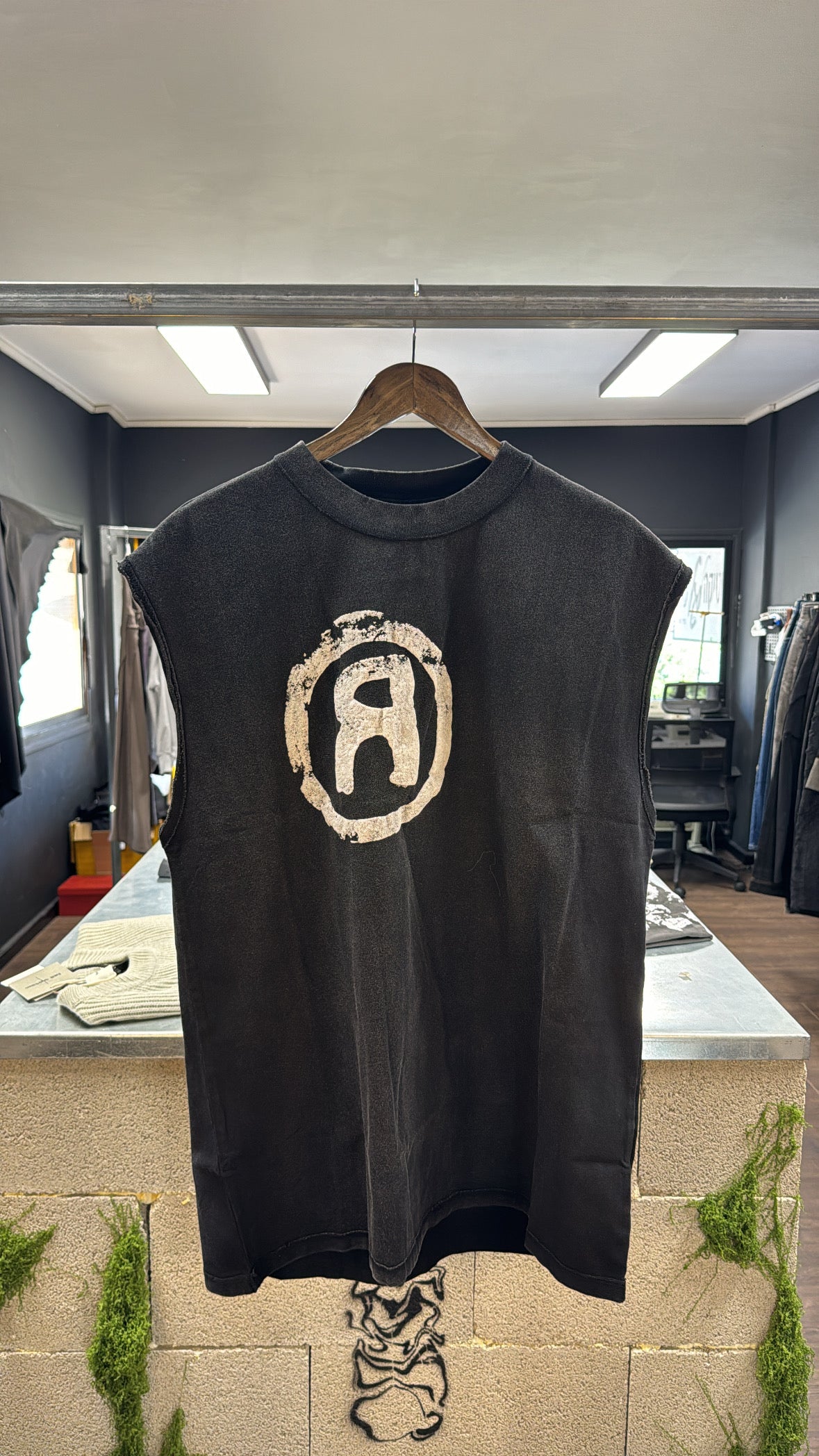 REVERSE R SLEEVELESS TEE