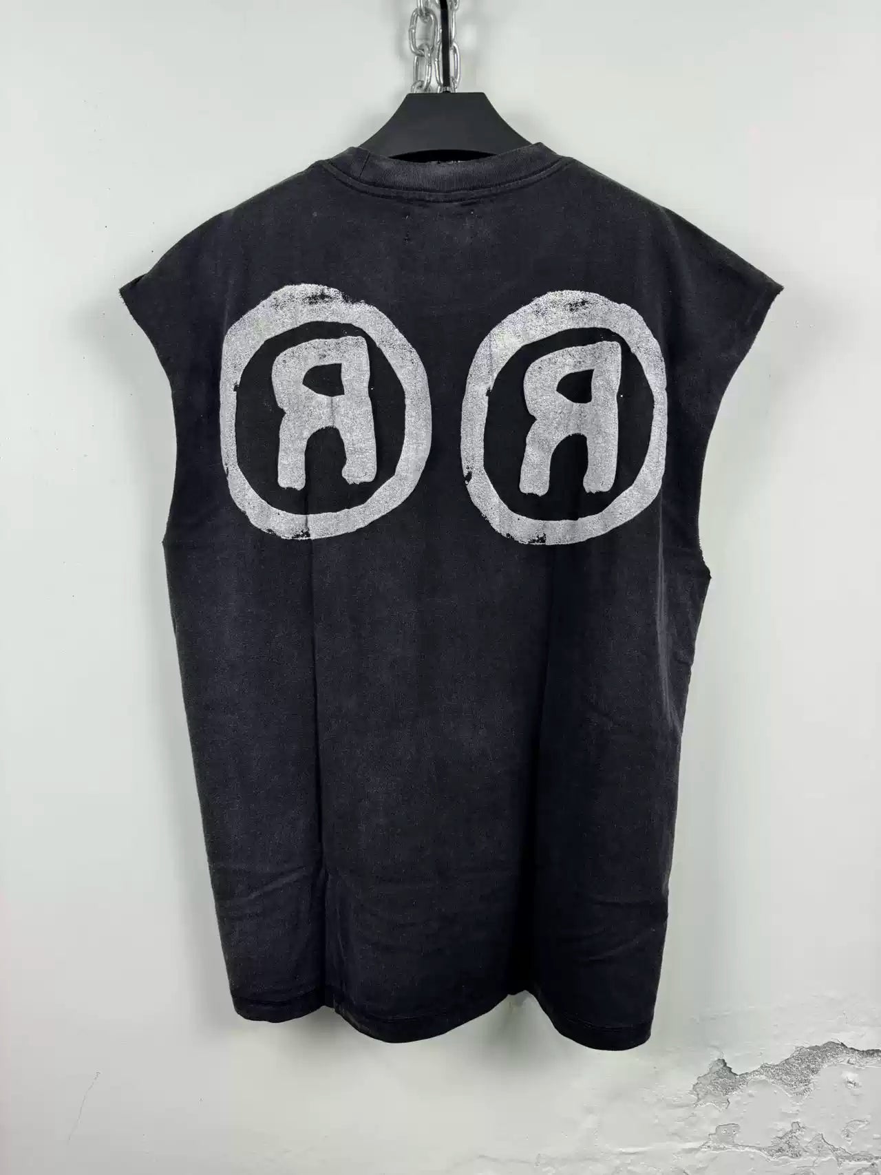 REVERSE R SLEEVELESS TEE