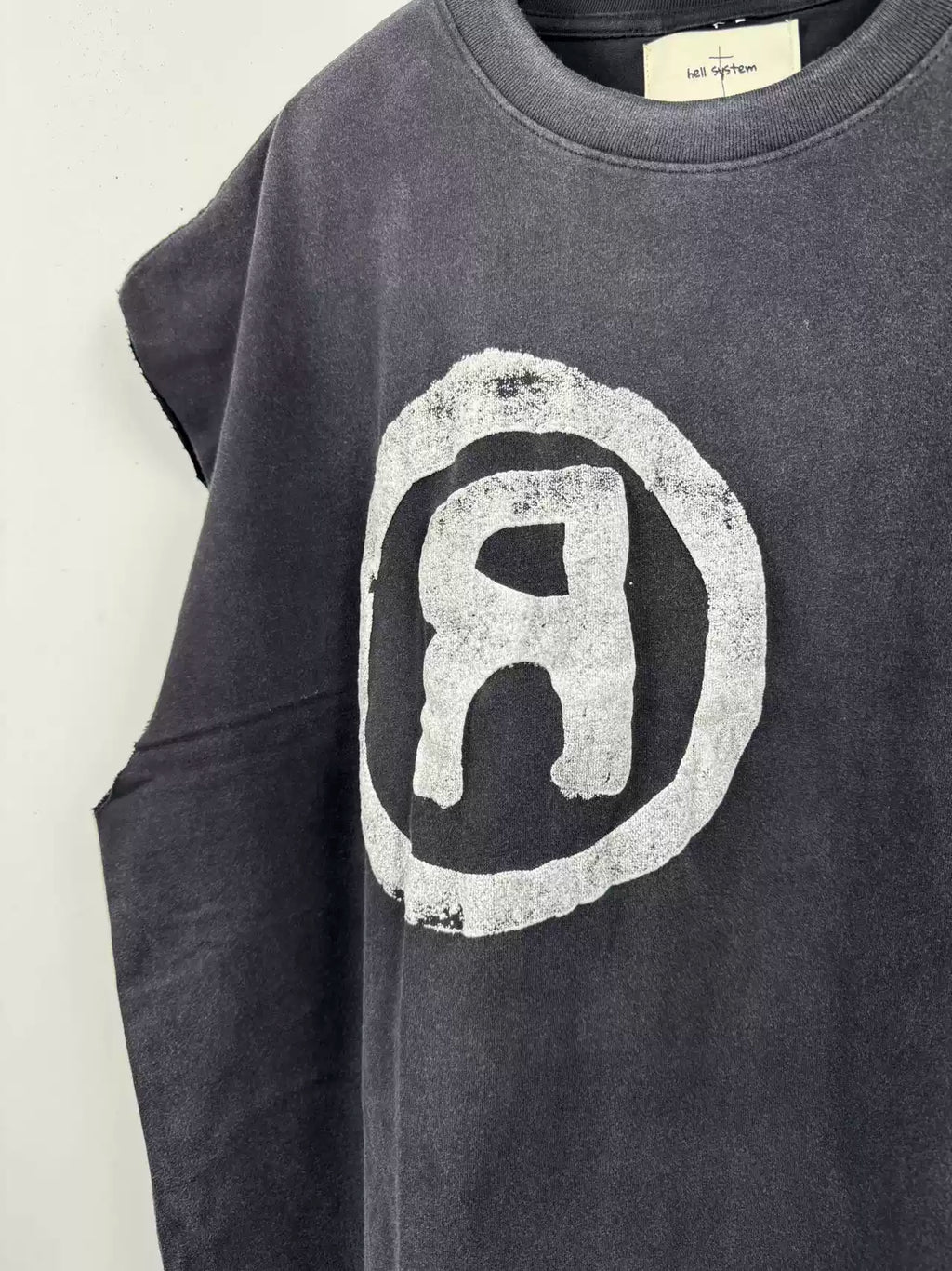 REVERSE R SLEEVELESS TEE