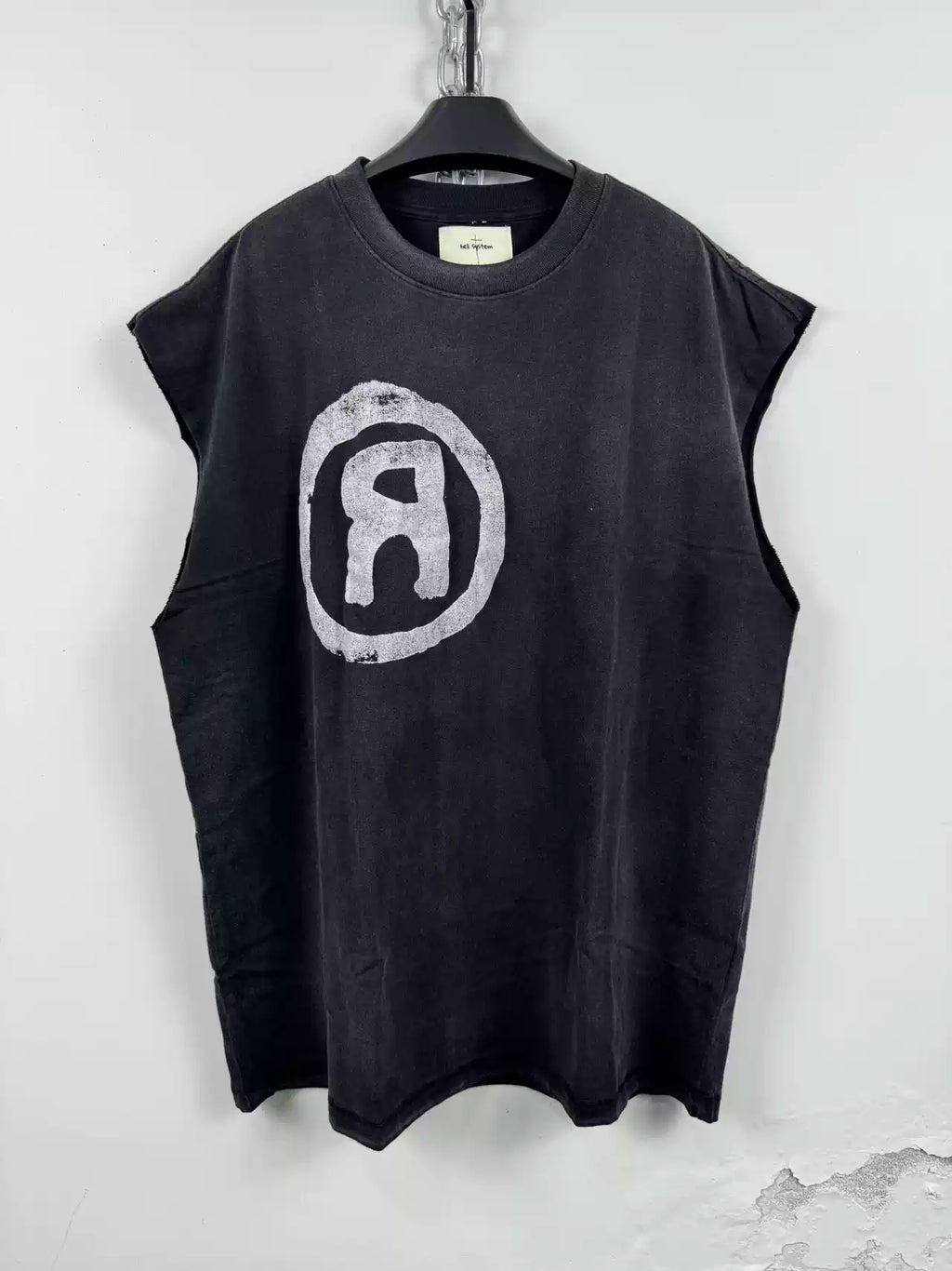 REVERSE R SLEEVELESS TEE