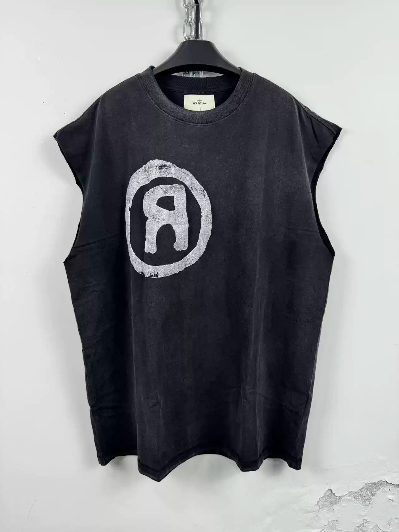 REVERSE R SLEEVELESS TEE