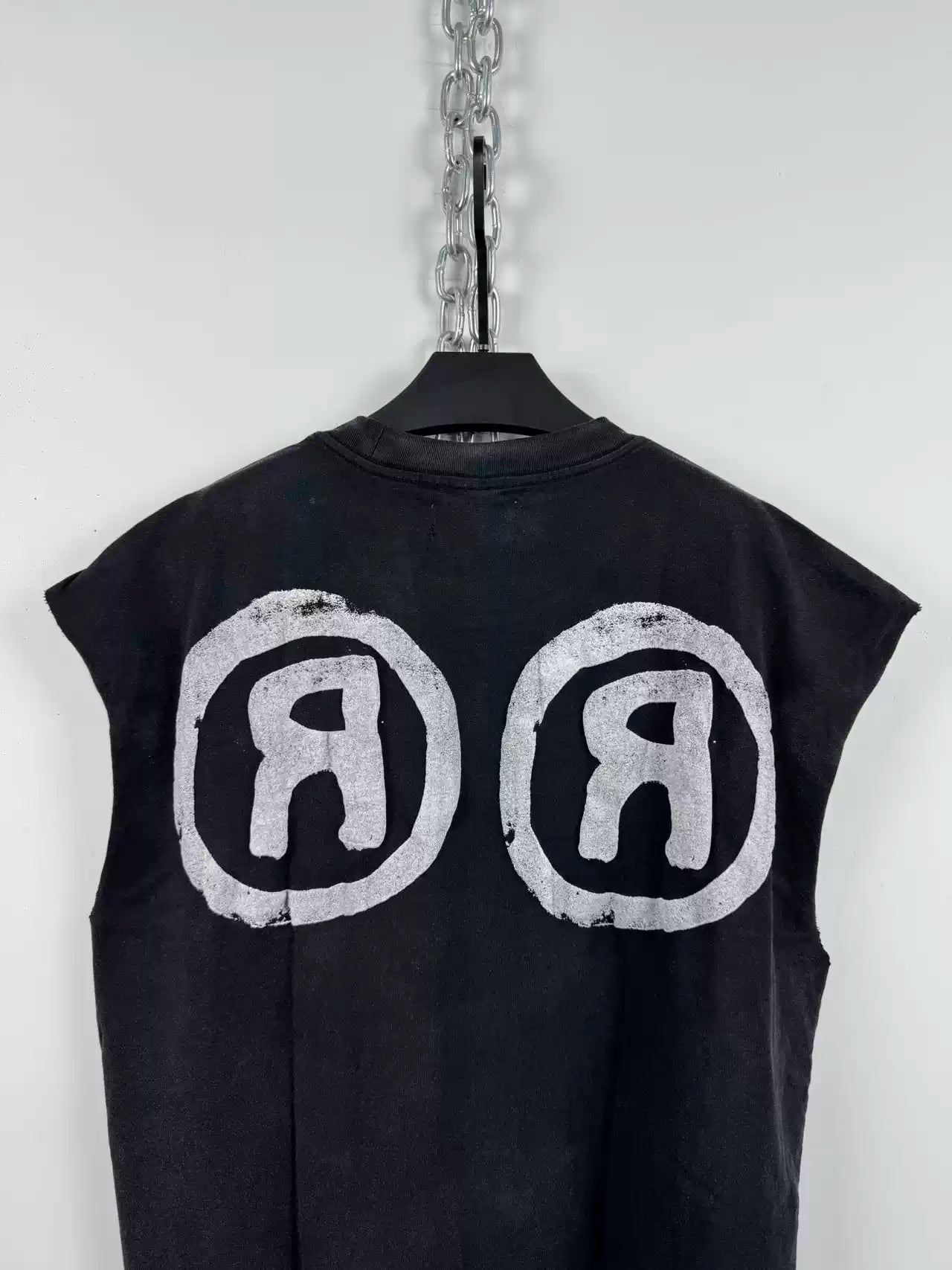 REVERSE R SLEEVELESS TEE