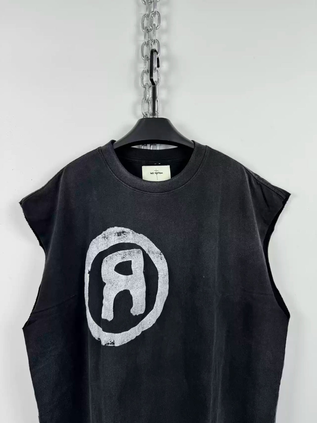 REVERSE R SLEEVELESS TEE