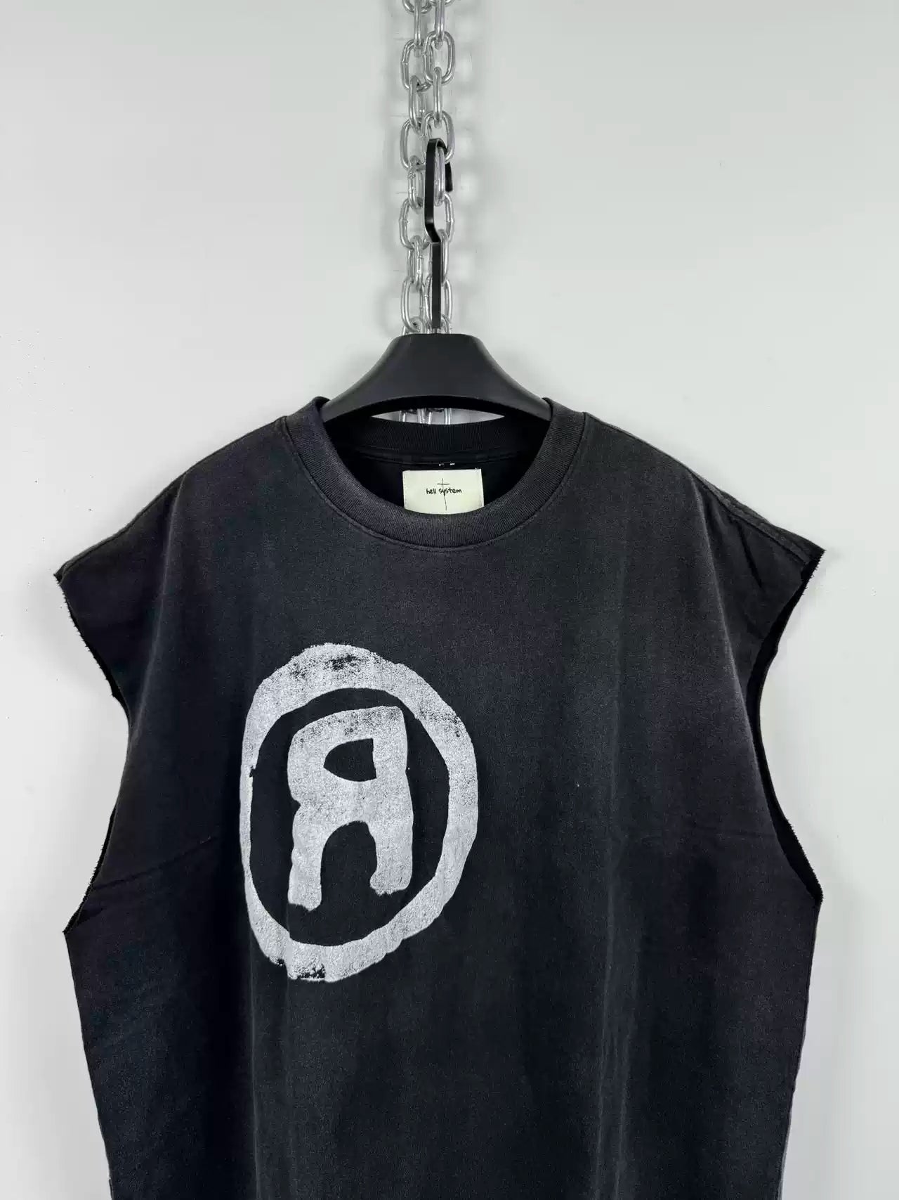 REVERSE R SLEEVELESS TEE